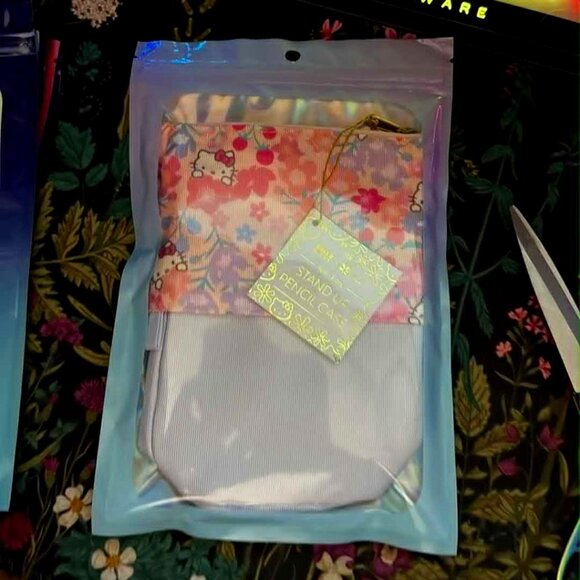 Hello Kitty Meadows Stand Up Pencil Case By Erin Condren NEW w/tag - Picture 1 of 4